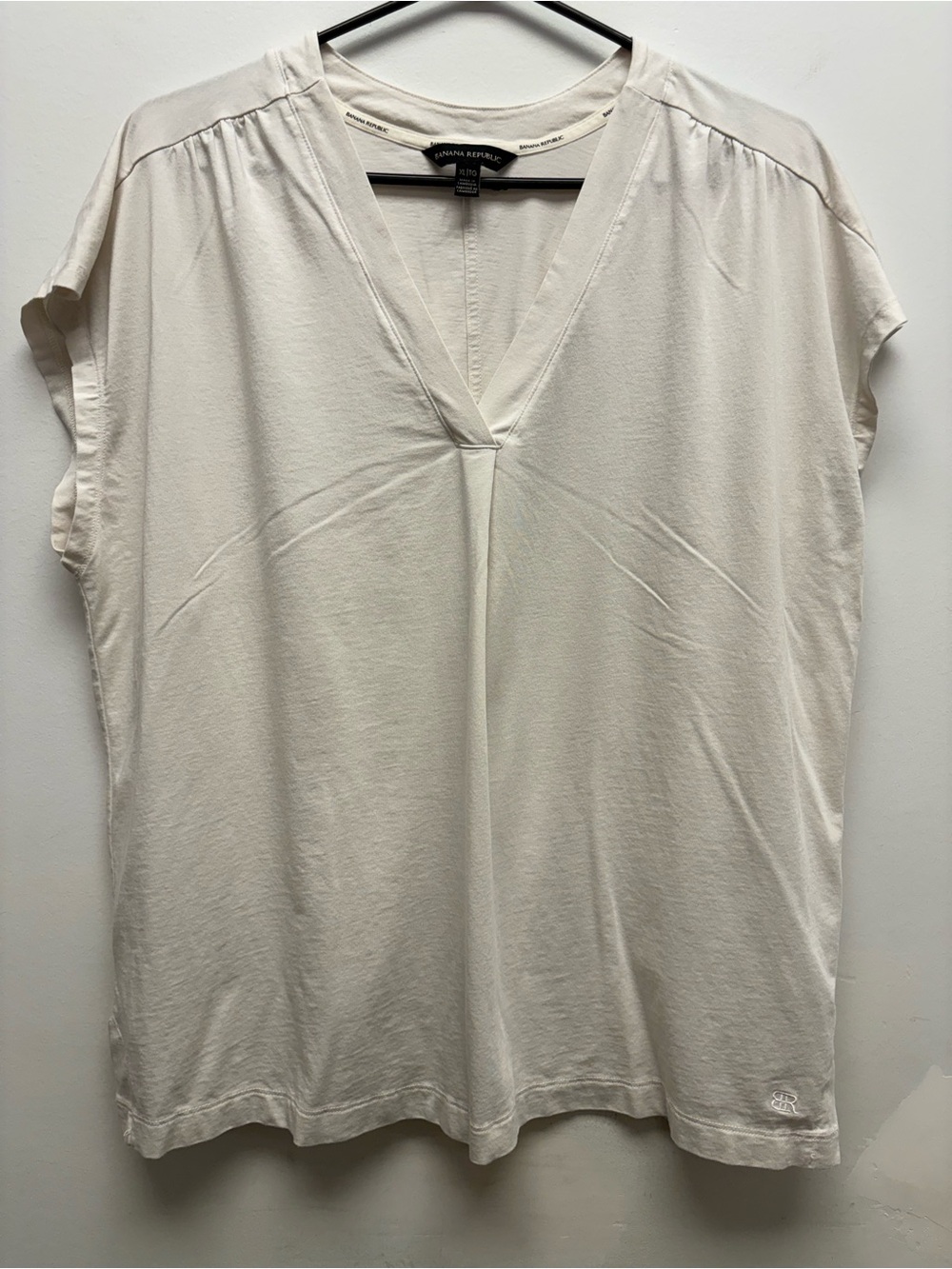 4 for $25 🤍 Banana Republic Ivory V-Neck Short Sleeve Top – Size XL